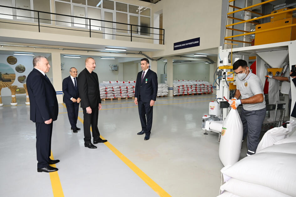 Prezidenti İlham Əliyev Sabirabad Sənaye Məhəlləsində toxum istehsalı müəssisəsinin fəaliyyəti ilə tanış olub