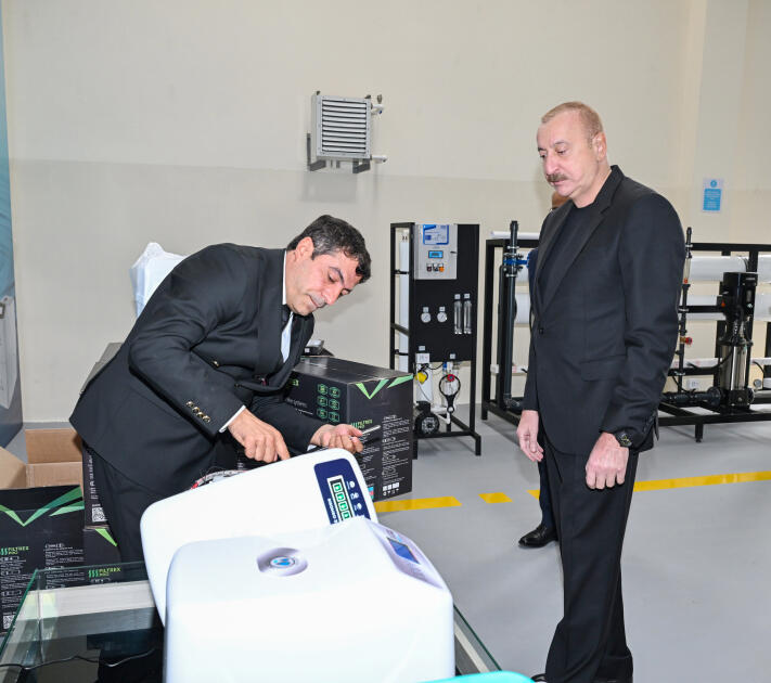 Prezident İlham Əliyev Sabirabadda su filtrlərinin istehsalı müəssisəsinin fəaliyyəti ilə tanış olub