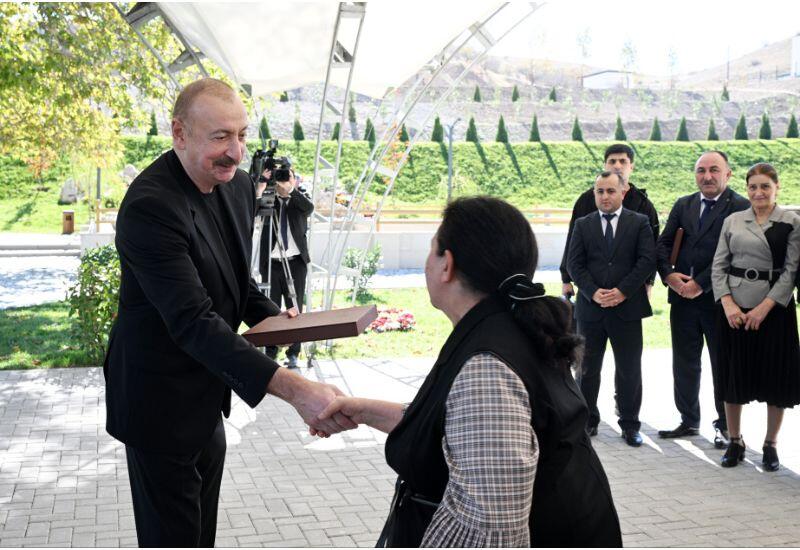 Prezident İlham Əliyev Cəbrayıl rayonunun Horovlu kəndinin sakinlərinə mənzillərin açarlarını təqdim edib