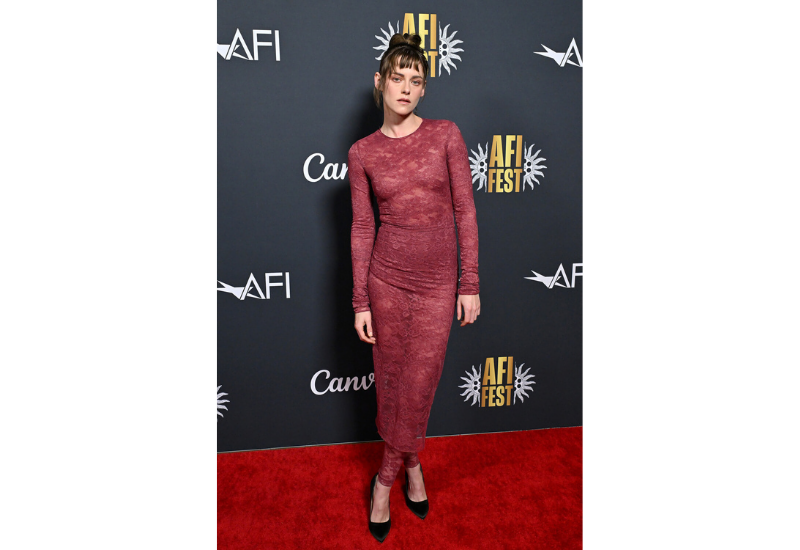 Звезда «Сумерек» вышла на публику в необычном платье