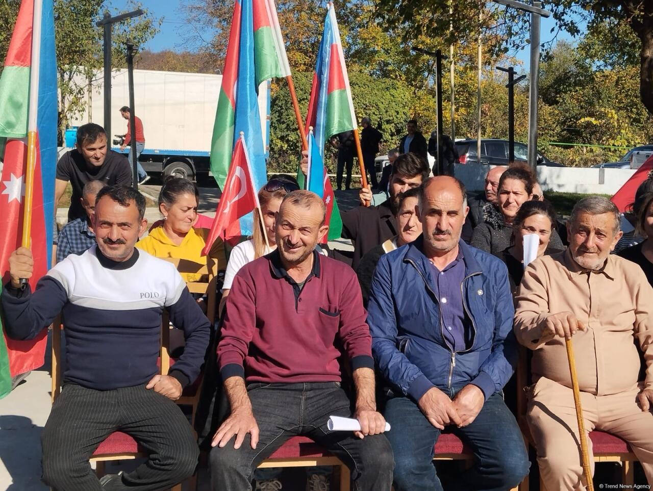 Очередная группа бывших переселенцев прибыла в село Бадара Ходжалинского района