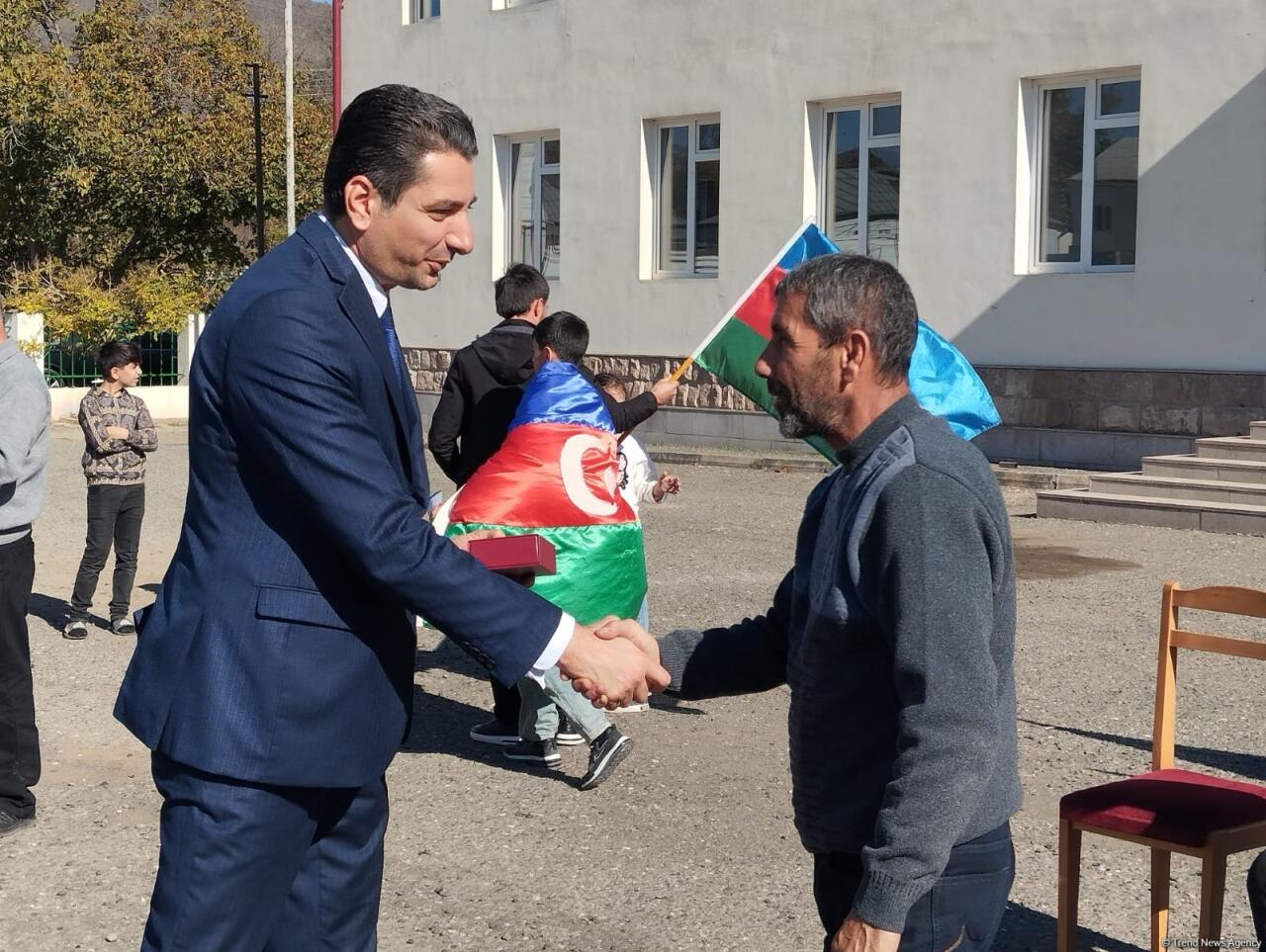 Очередная группа бывших переселенцев прибыла в село Бадара Ходжалинского района