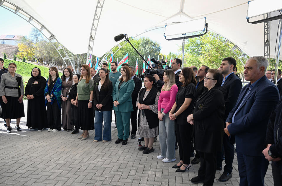 Prezident İlham Əliyev Cəbrayıl rayonunun Horovlu kəndinin sakinlərinə mənzillərin açarlarını təqdim edib