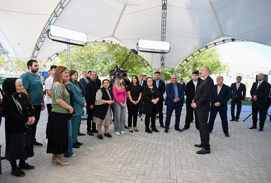 Prezident İlham Əliyev Cəbrayıl rayonunun Horovlu kəndinin sakinlərinə mənzillərin açarlarını təqdim edib