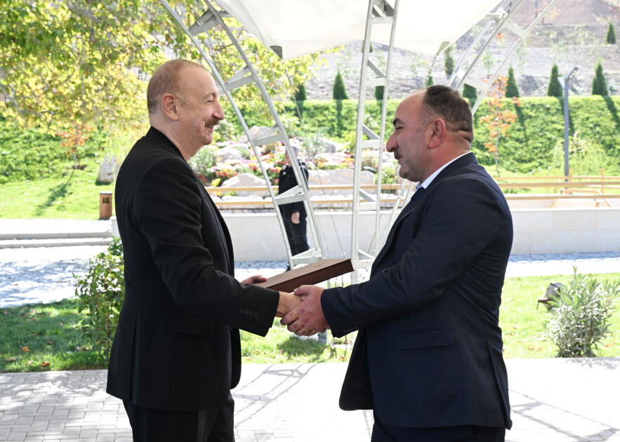 Prezident İlham Əliyev Cəbrayıl rayonunun Horovlu kəndinin sakinlərinə mənzillərin açarlarını təqdim edib