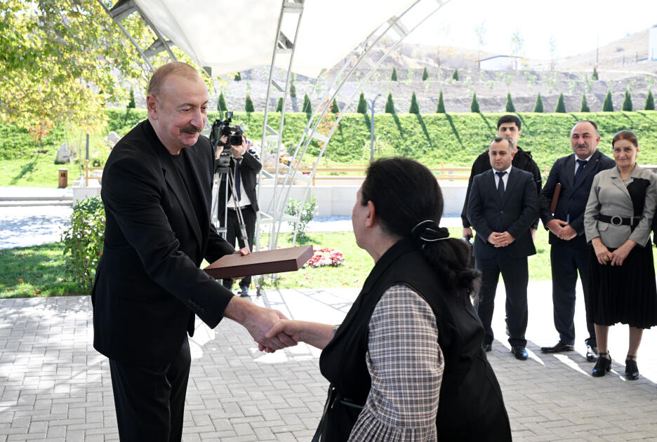 Prezident İlham Əliyev Cəbrayıl rayonunun Horovlu kəndinin sakinlərinə mənzillərin açarlarını təqdim edib