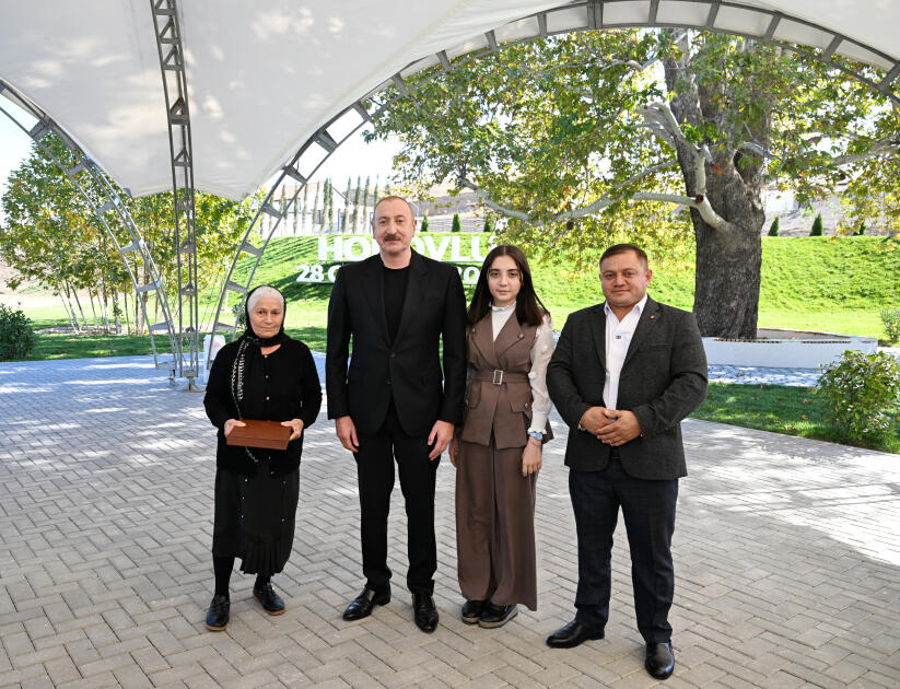 Prezident İlham Əliyev Cəbrayıl rayonunun Horovlu kəndinin sakinlərinə mənzillərin açarlarını təqdim edib