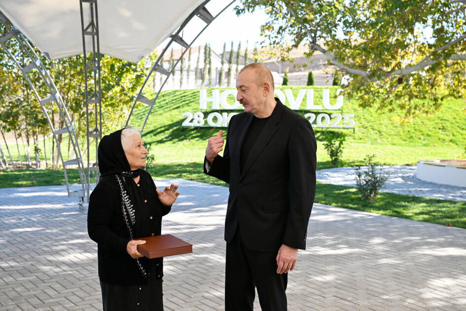 Prezident İlham Əliyev Cəbrayıl rayonunun Horovlu kəndinin sakinlərinə mənzillərin açarlarını təqdim edib