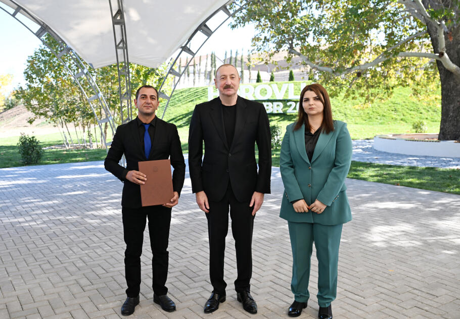 Prezident İlham Əliyev Cəbrayıl rayonunun Horovlu kəndinin sakinlərinə mənzillərin açarlarını təqdim edib