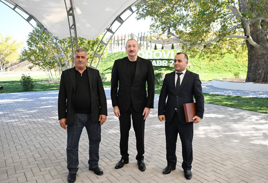 Prezident İlham Əliyev Cəbrayıl rayonunun Horovlu kəndinin sakinlərinə mənzillərin açarlarını təqdim edib
