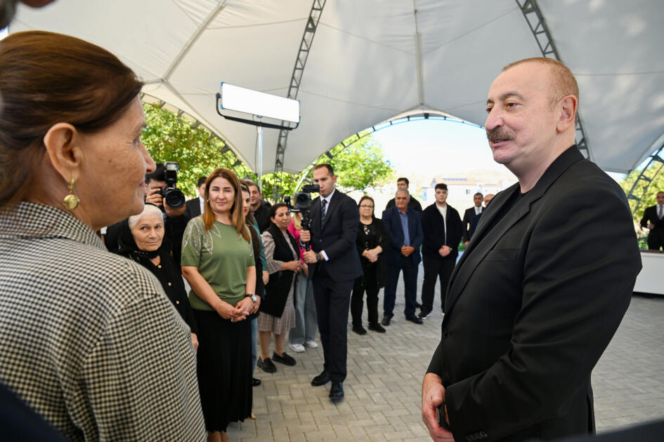 Prezident İlham Əliyev Cəbrayıl rayonunun Horovlu kəndinin sakinlərinə mənzillərin açarlarını təqdim edib