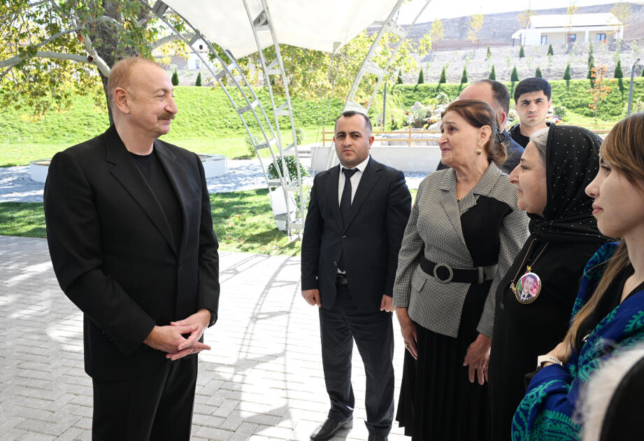 Prezident İlham Əliyev Cəbrayıl rayonunun Horovlu kəndinin sakinlərinə mənzillərin açarlarını təqdim edib