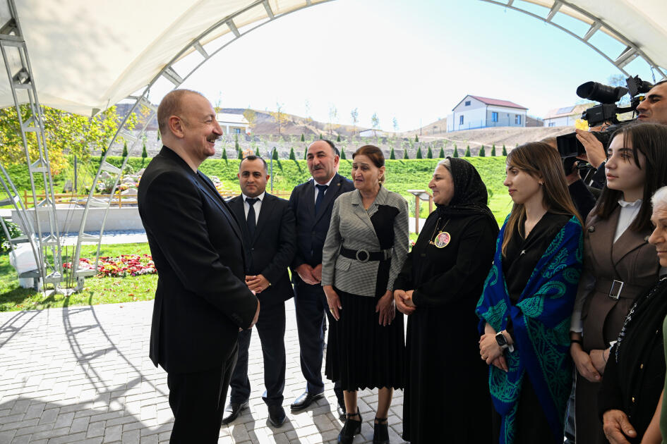 Prezident İlham Əliyev Cəbrayıl rayonunun Horovlu kəndinin sakinlərinə mənzillərin açarlarını təqdim edib