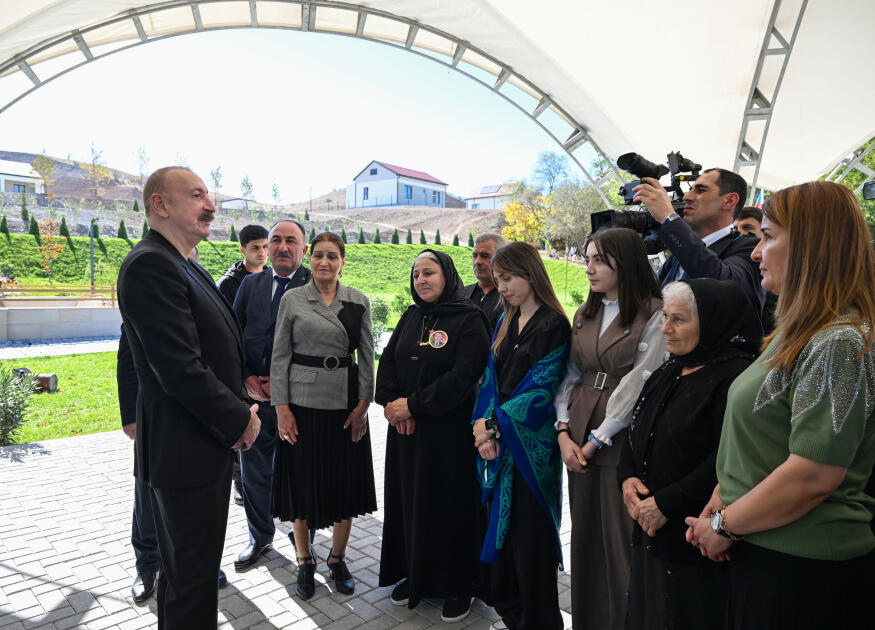 Prezident İlham Əliyev Cəbrayıl rayonunun Horovlu kəndinin sakinlərinə mənzillərin açarlarını təqdim edib