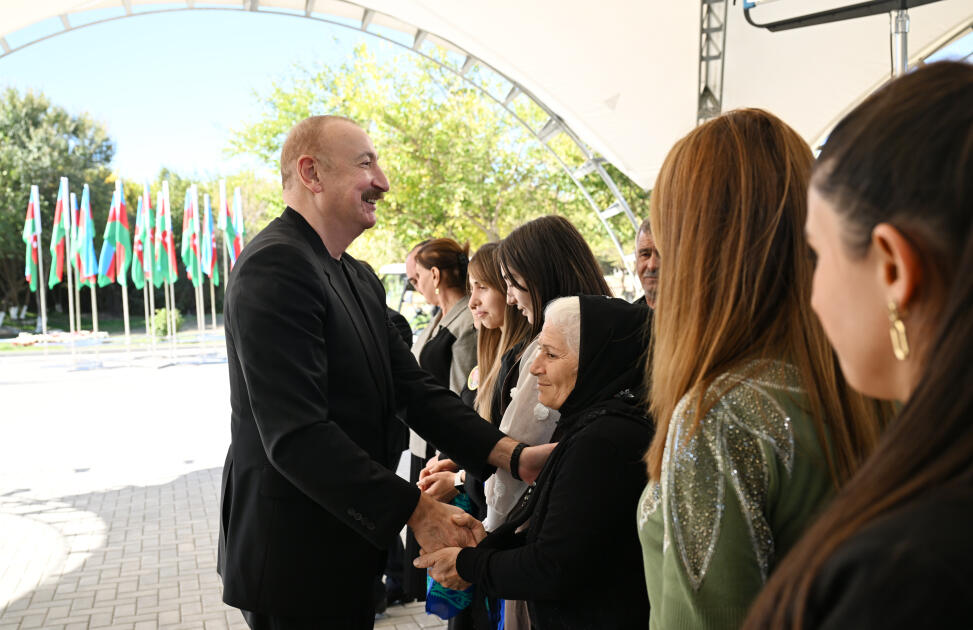 Prezident İlham Əliyev Cəbrayıl rayonunun Horovlu kəndinin sakinlərinə mənzillərin açarlarını təqdim edib