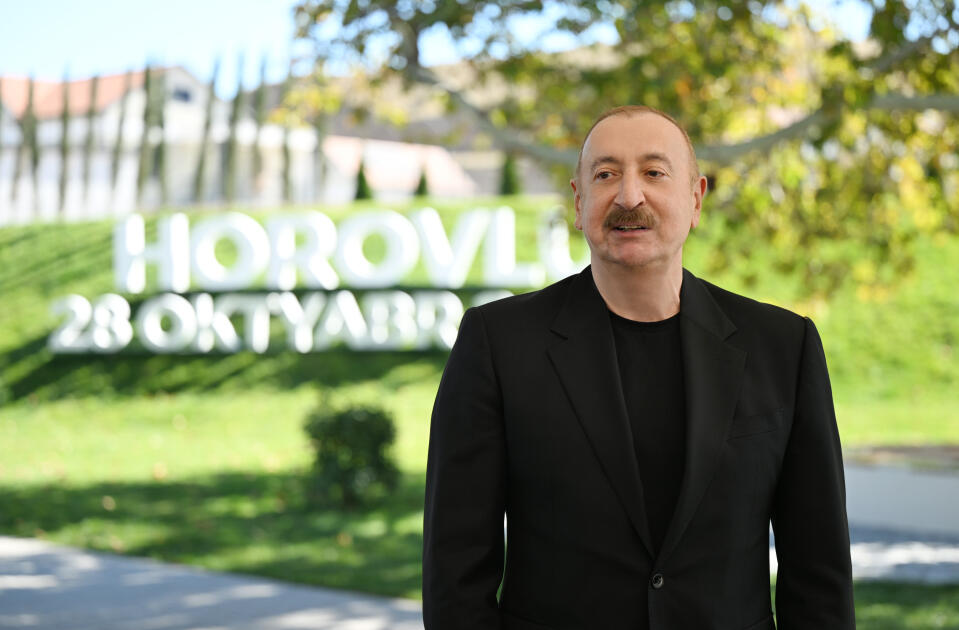 Prezident İlham Əliyev Cəbrayıl rayonunun Horovlu kəndinin sakinlərinə mənzillərin açarlarını təqdim edib