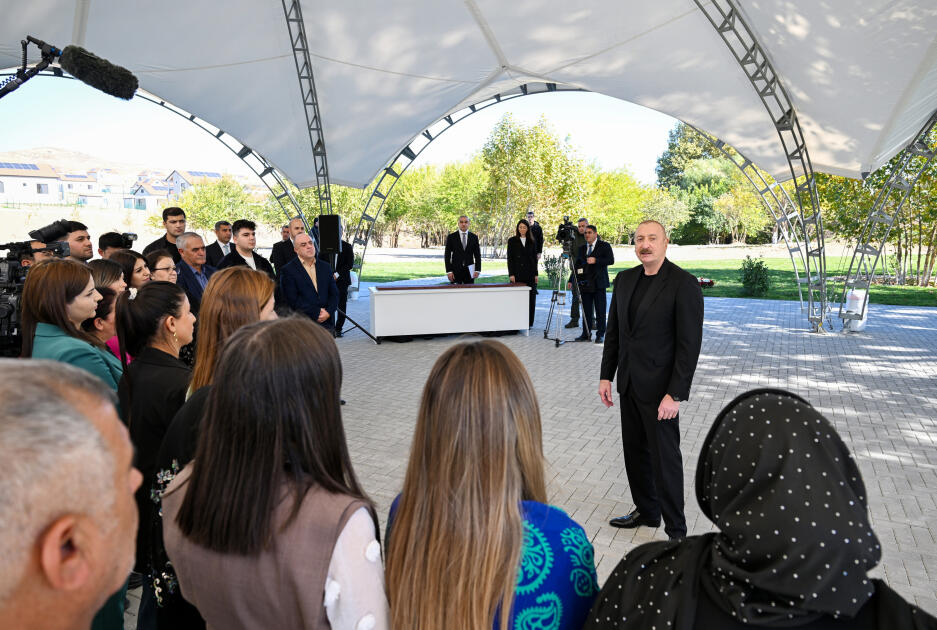 Prezident İlham Əliyev Cəbrayıl rayonunun Horovlu kəndinin sakinlərinə mənzillərin açarlarını təqdim edib