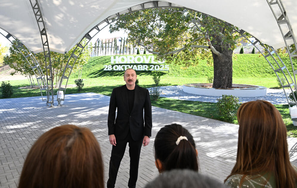 Prezident İlham Əliyev Cəbrayıl rayonunun Horovlu kəndinin sakinlərinə mənzillərin açarlarını təqdim edib