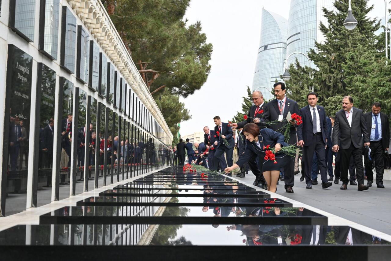 Beynəlxalq parlament konfransının iştirakçıları Fəxri xiyabanı və Şəhidlər xiyabanını ziyarət ediblər