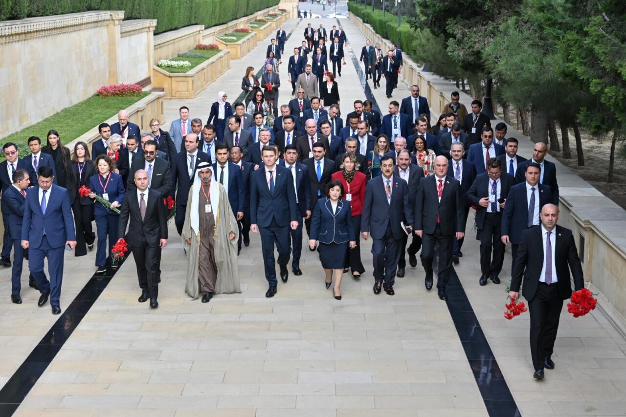 Beynəlxalq parlament konfransının iştirakçıları Fəxri xiyabanı və Şəhidlər xiyabanını ziyarət ediblər