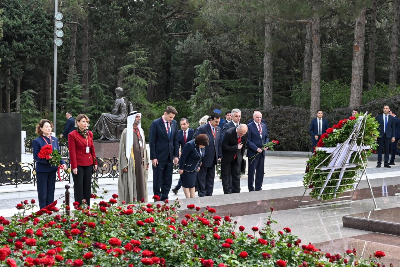 Beynəlxalq parlament konfransının iştirakçıları Fəxri xiyabanı və Şəhidlər xiyabanını ziyarət ediblər