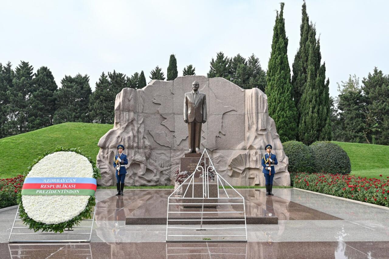 Beynəlxalq parlament konfransının iştirakçıları Fəxri xiyabanı və Şəhidlər xiyabanını ziyarət ediblər