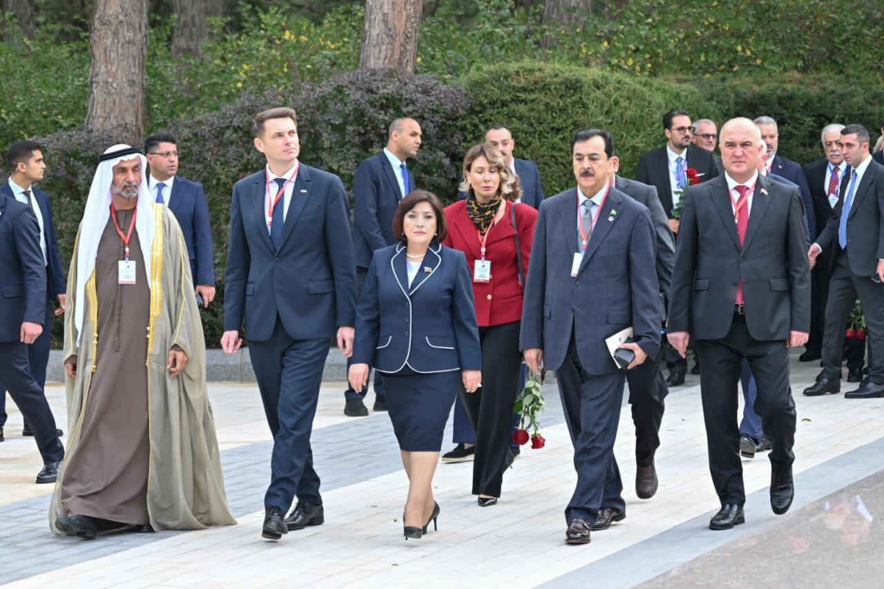 Beynəlxalq parlament konfransının iştirakçıları Fəxri xiyabanı və Şəhidlər xiyabanını ziyarət ediblər