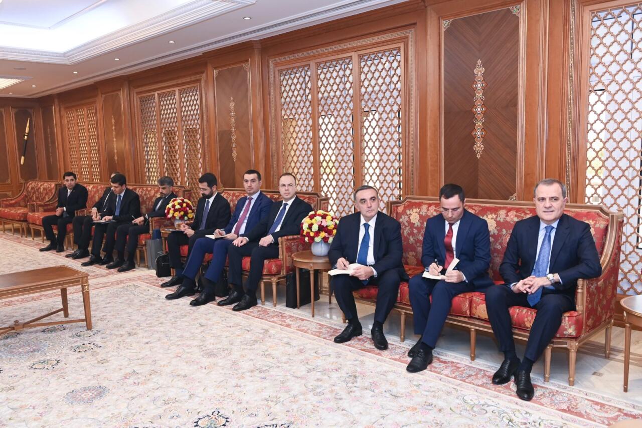 Джейхун Байрамов провел обмен мнениями со спецпредставителем Омана