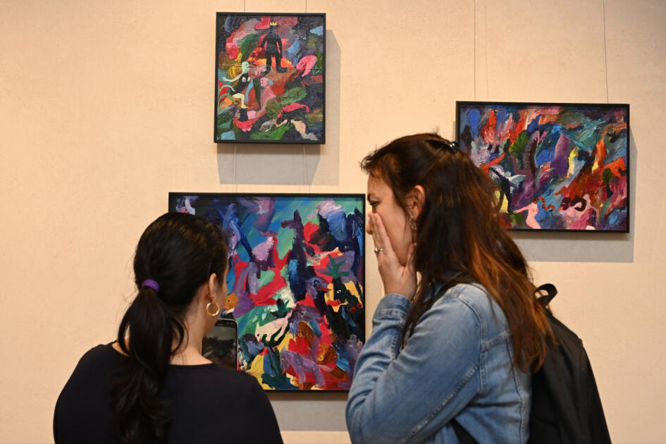 В арт-центре Nine Senses открылась персональная выставка Рамины Саадатхан «Огонь, Вода и Поцелуи»