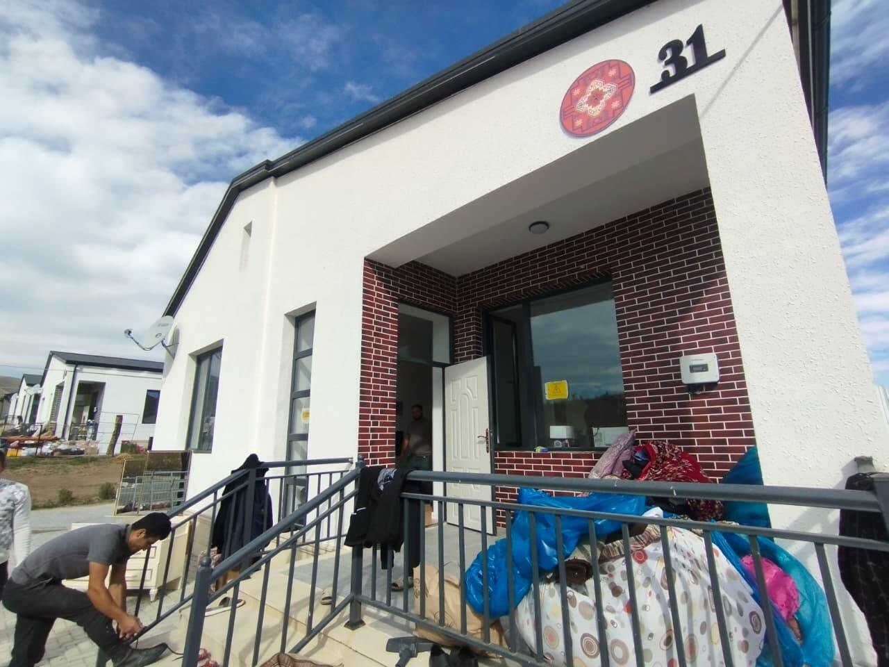 Ağdam rayonunun Xıdırlı kəndinə köçən ailələrə mənzillərin açarları təqdim edilib