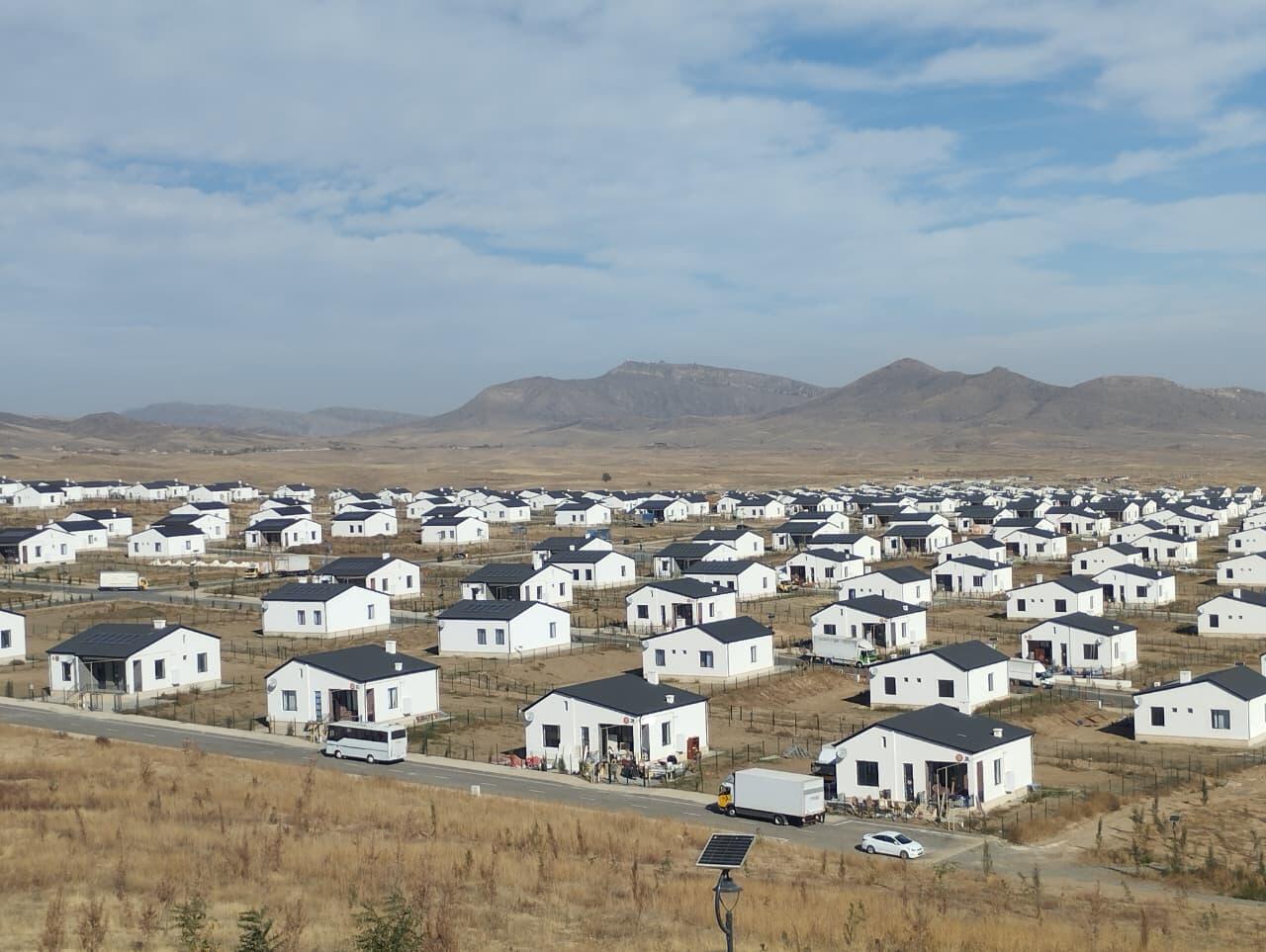 Ağdam rayonunun Xıdırlı kəndinə köçən ailələrə mənzillərin açarları təqdim edilib