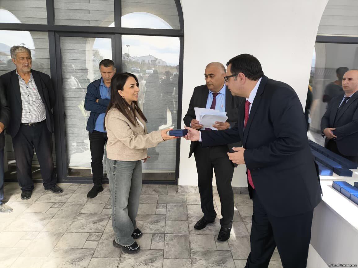 Ağdam rayonunun Xıdırlı kəndinə köçən ailələrə mənzillərin açarları təqdim edilib