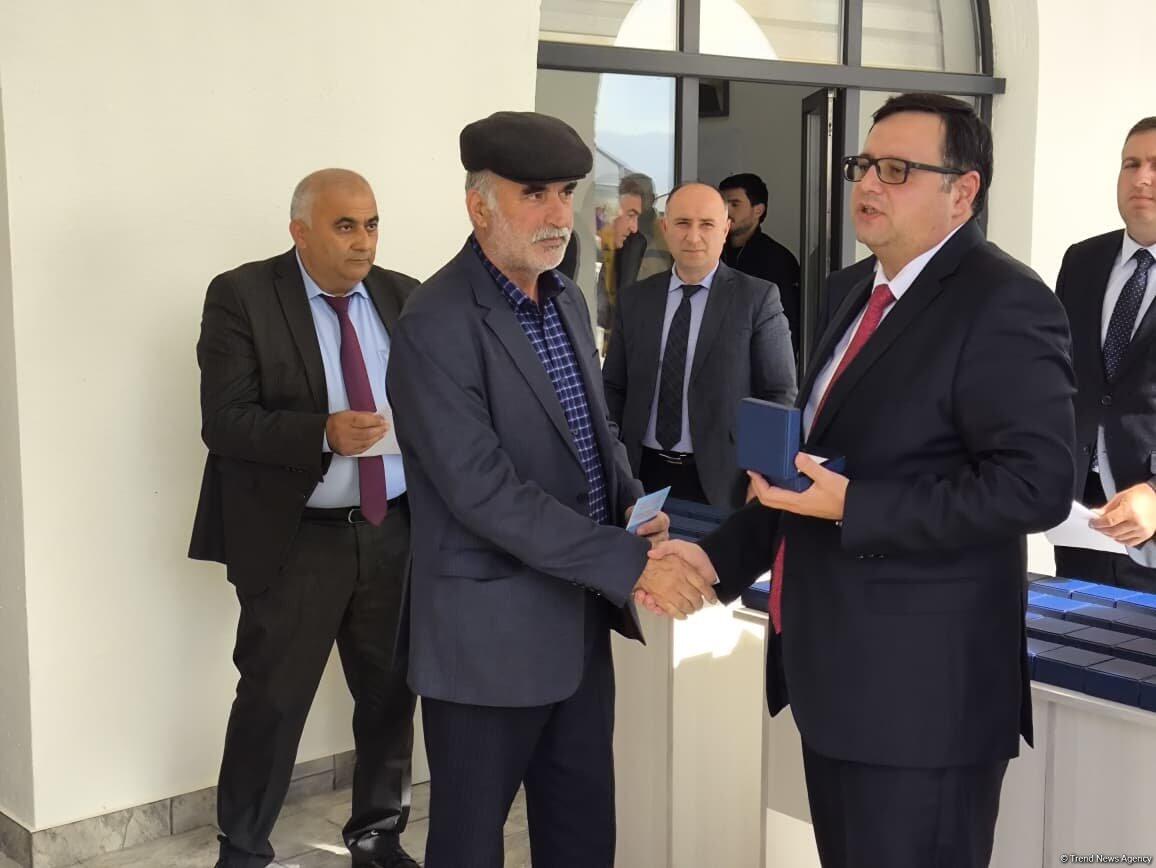 Ağdam rayonunun Xıdırlı kəndinə köçən ailələrə mənzillərin açarları təqdim edilib