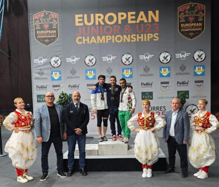 Азербайджанский тяжелоатлет завоевал три серебряные медали на чемпионате Европы