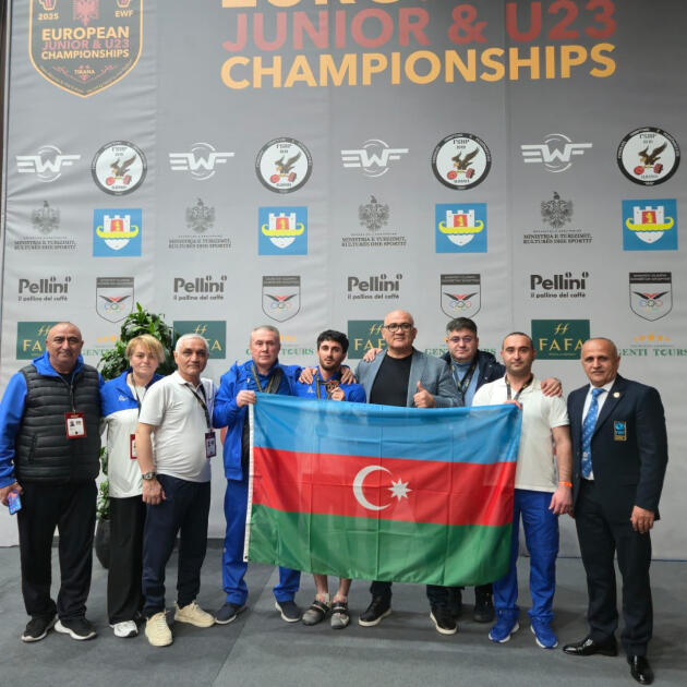 Азербайджанский тяжелоатлет завоевал три серебряные медали на чемпионате Европы