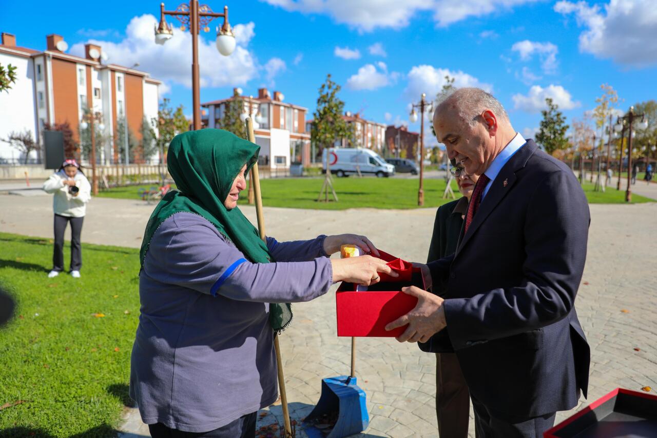 Türkiyə bu süpürgəçi qadından danışır