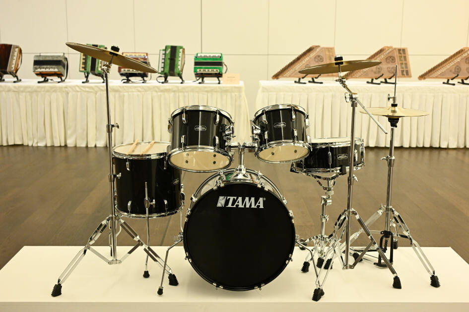 Heydər Əliyev Fondunun dəstəyi ilə alınan musiqi alətlərinin təqdimatı olub