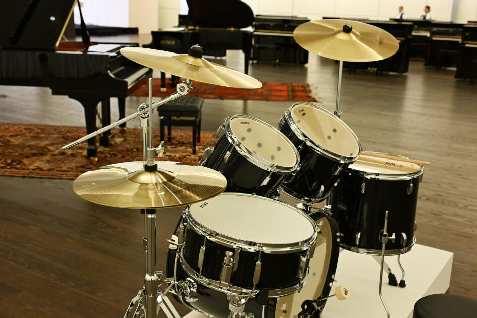 Heydər Əliyev Fondunun dəstəyi ilə alınan musiqi alətlərinin təqdimatı olub