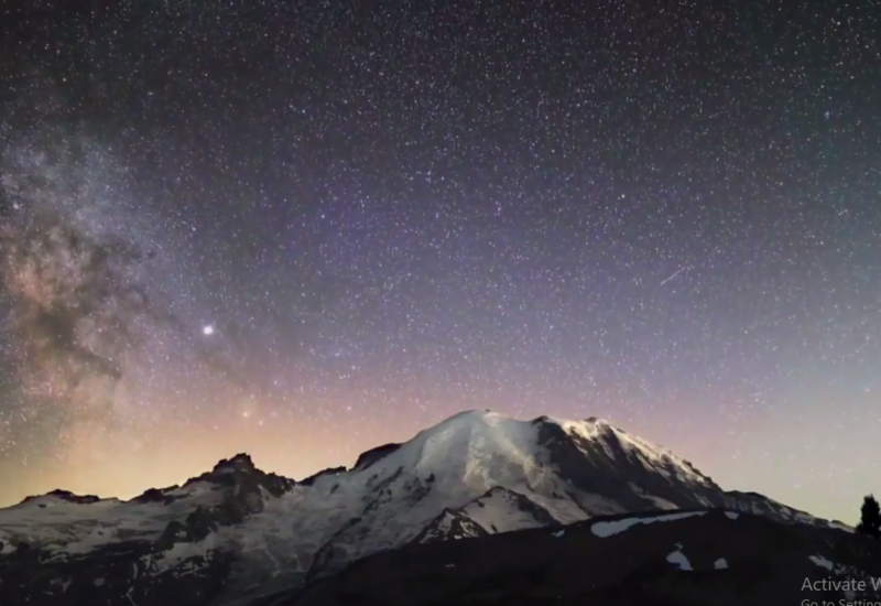 Впечатляющие кадры "проходящего" Млечного Пути над горой