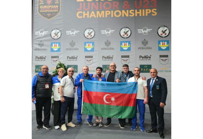 Азербайджанский тяжелоатлет завоевал три серебряные медали на чемпионате Европы