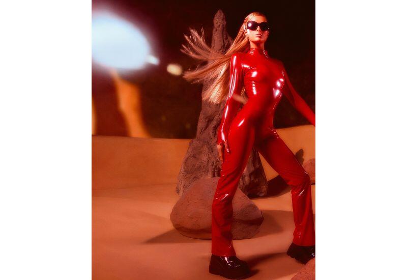 Пэрис Хилтон повторила образ Бритни Спирс из 2000-х