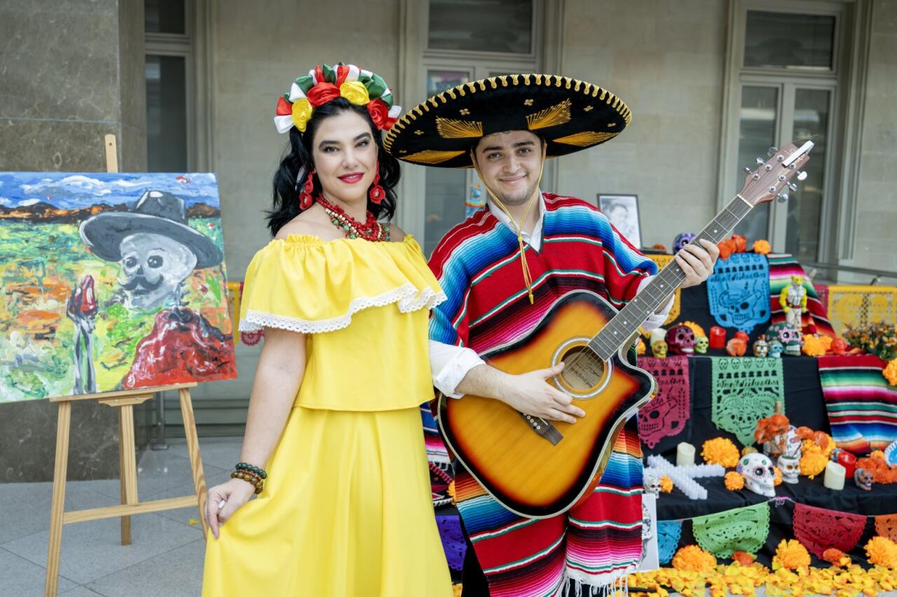 В Баку весело отметили мексиканский праздник "День мертвых"