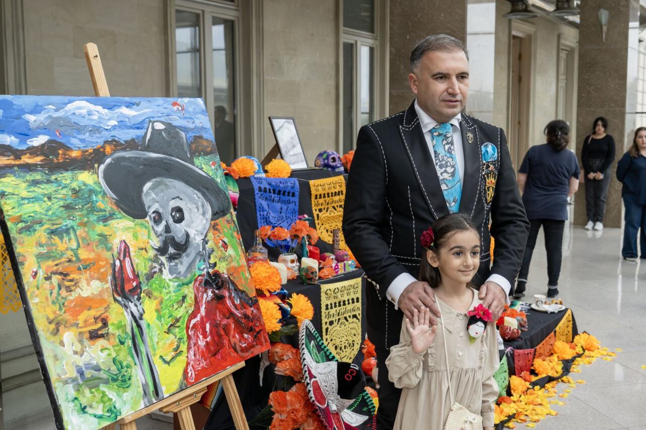 В Баку весело отметили мексиканский праздник "День мертвых"