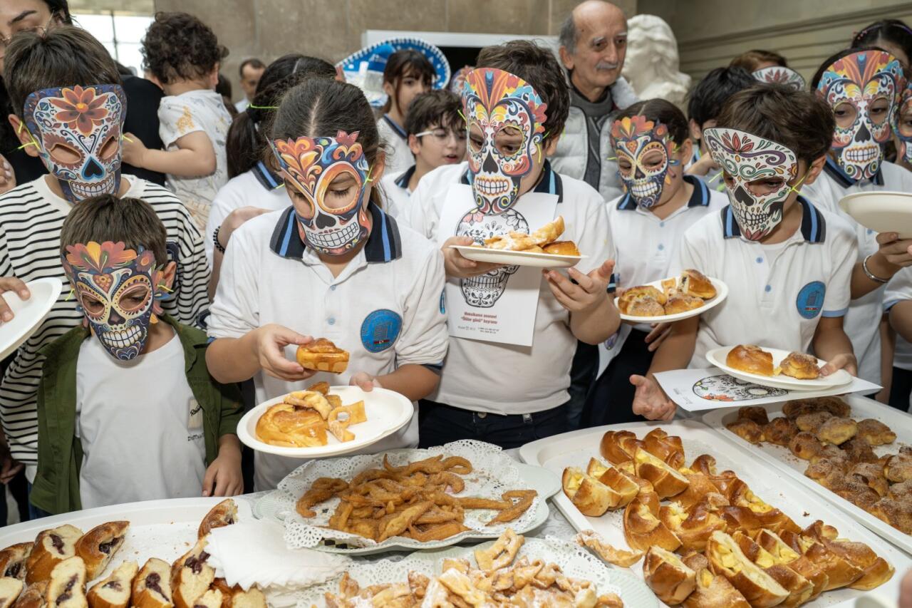В Баку весело отметили мексиканский праздник "День мертвых"