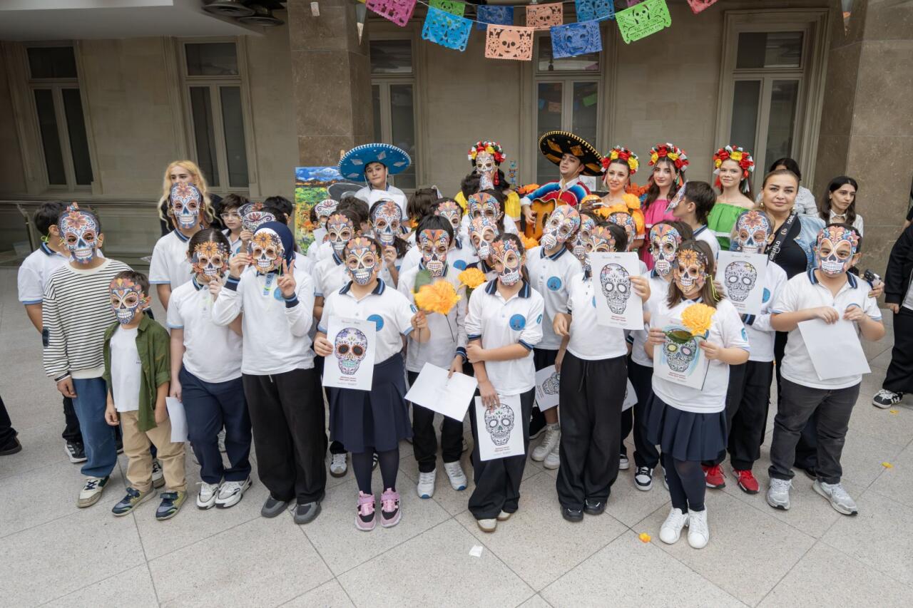 В Баку весело отметили мексиканский праздник "День мертвых"