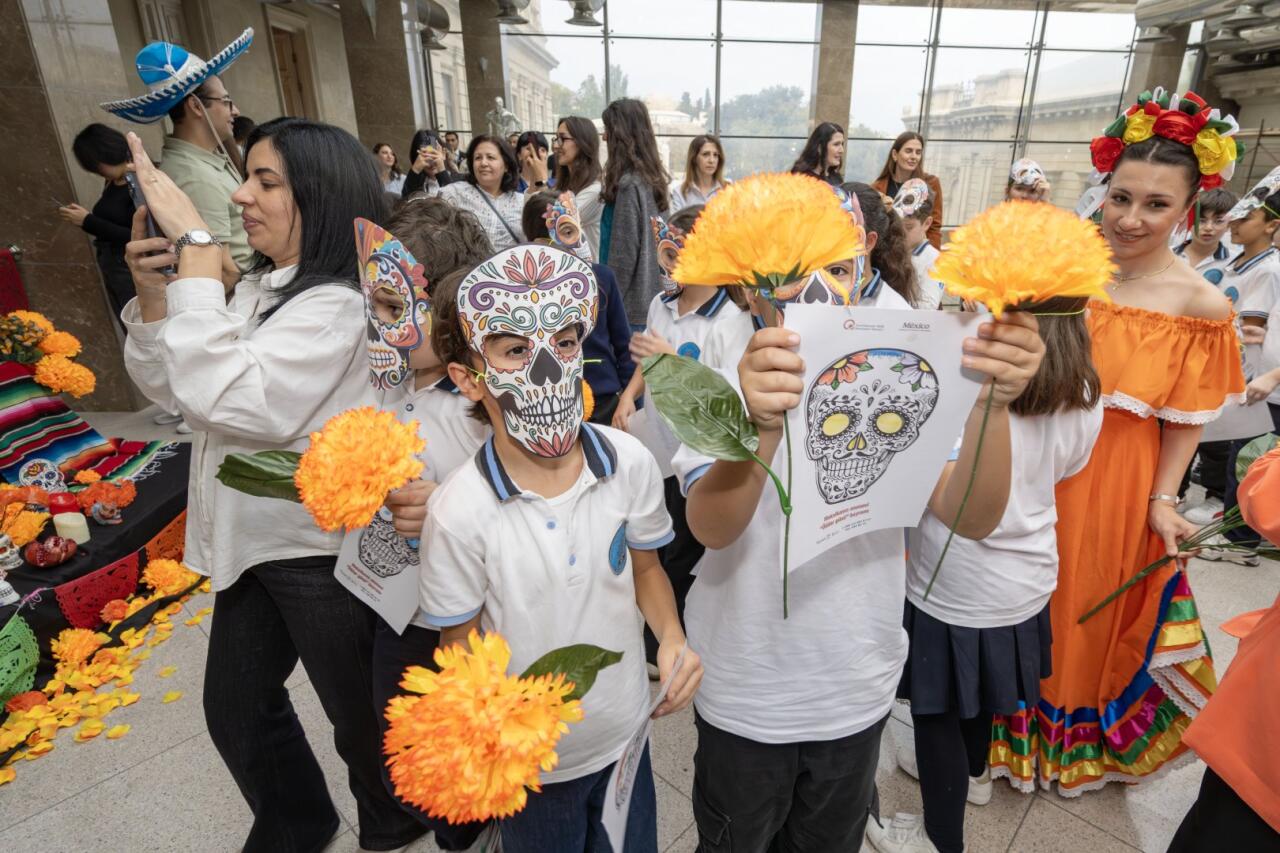 В Баку весело отметили мексиканский праздник "День мертвых"
