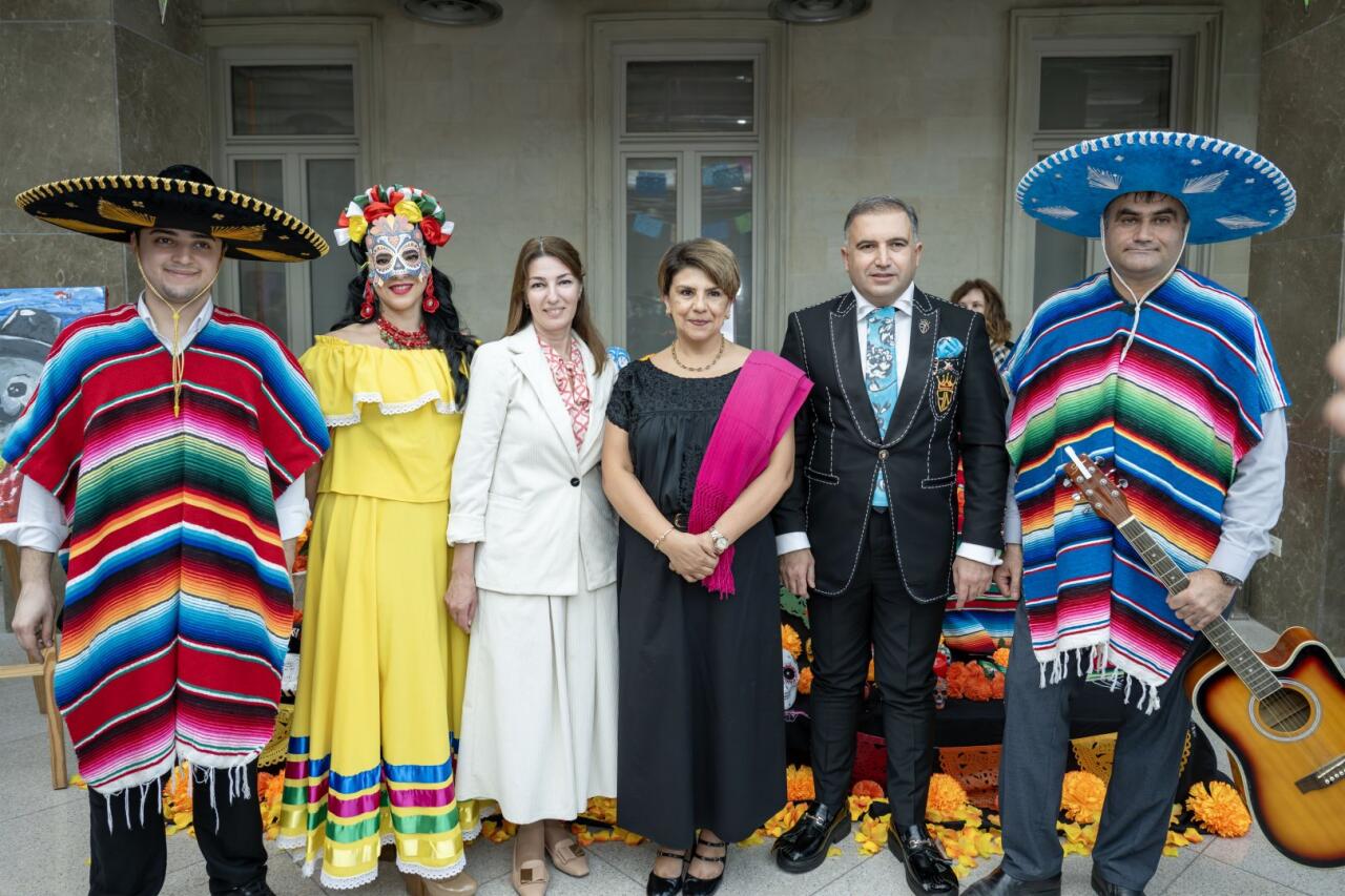 В Баку весело отметили мексиканский праздник "День мертвых"