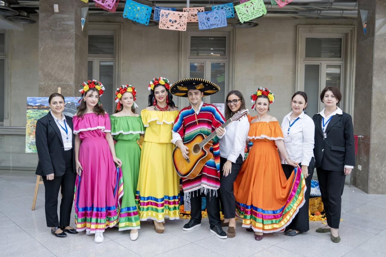 В Баку весело отметили мексиканский праздник "День мертвых"