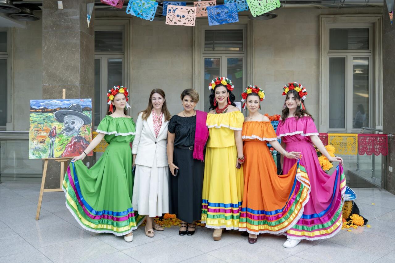 В Баку весело отметили мексиканский праздник "День мертвых"