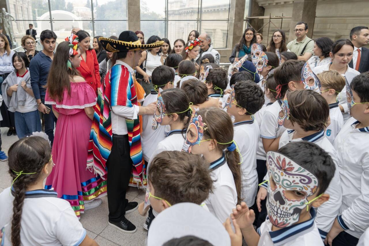В Баку весело отметили мексиканский праздник "День мертвых"